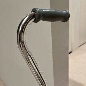 NEW Silver quad came with gray handle and four cane tips